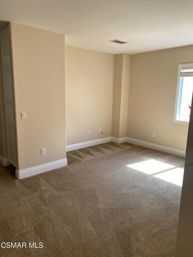 Building Photo - 2559 Parade Ave