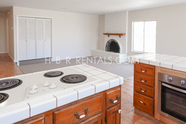 Building Photo - Spacious Family Retreat in Manteca, Ready ...