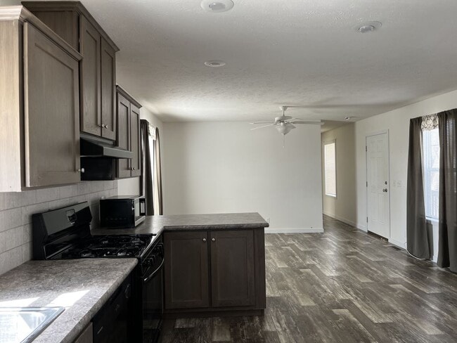 Building Photo - 32 Meadowlark Ln