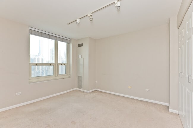 Building Photo - 345 N La Salle Dr