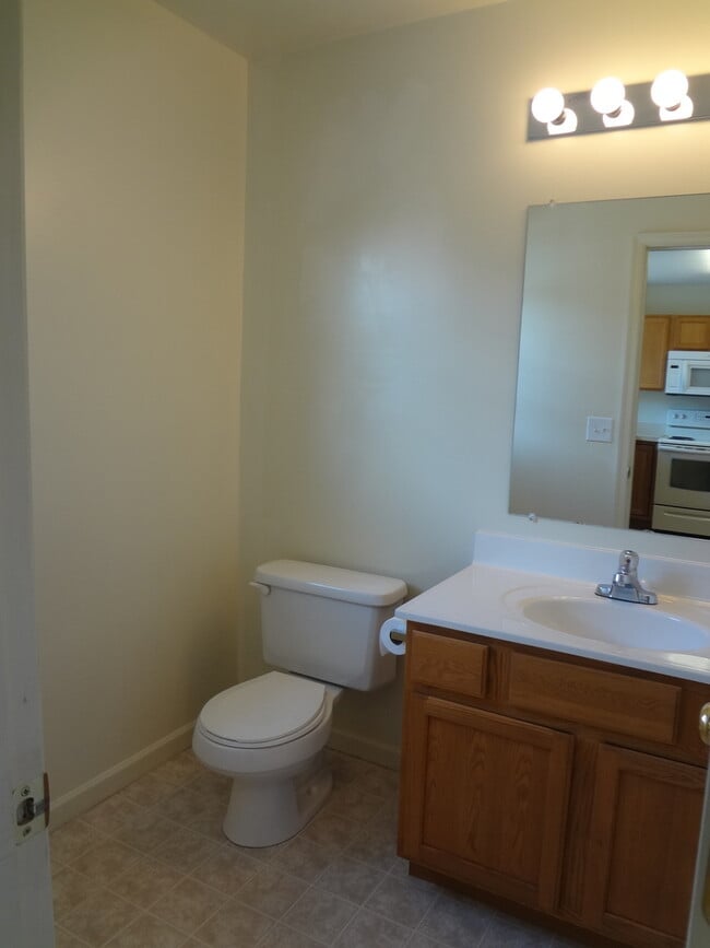 Building Photo - Spacious Townhouse with 2 Master Suites and Full Basement