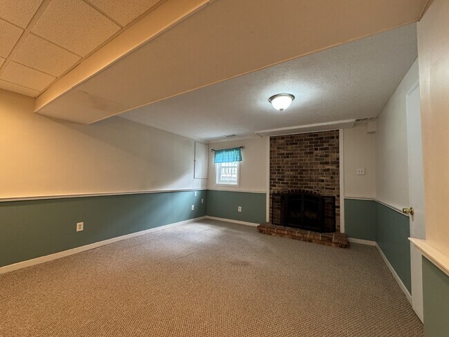 Building Photo - Delightful End-Unit Townhome in Courts of ...