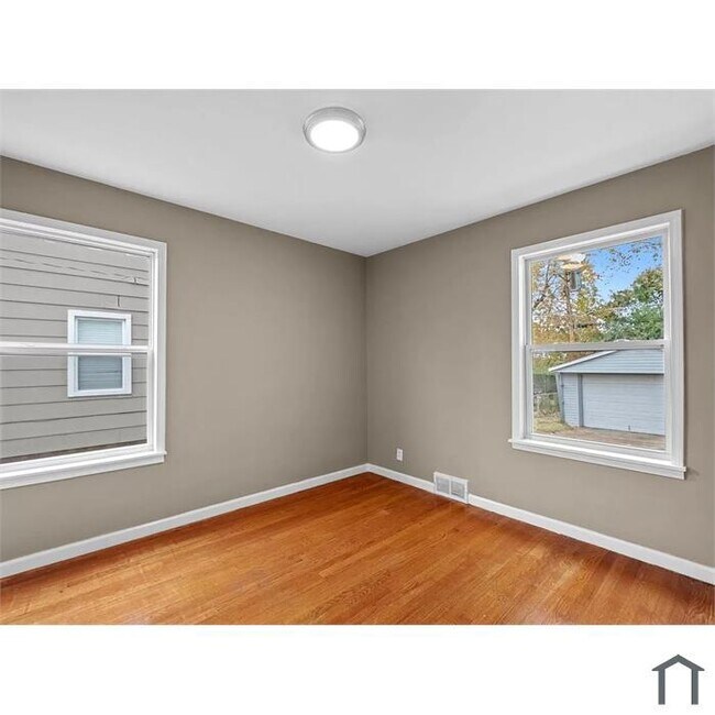 Building Photo - "Charming Updated  3 Bed, 1 Bath Home in B...