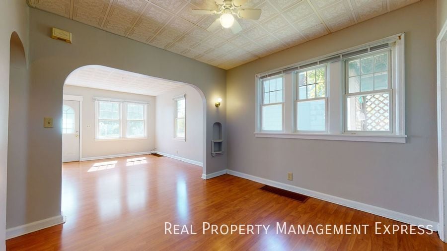 Building Photo - Renovated 2 Bedroom 1 Bathroom Home w/ Sin...
