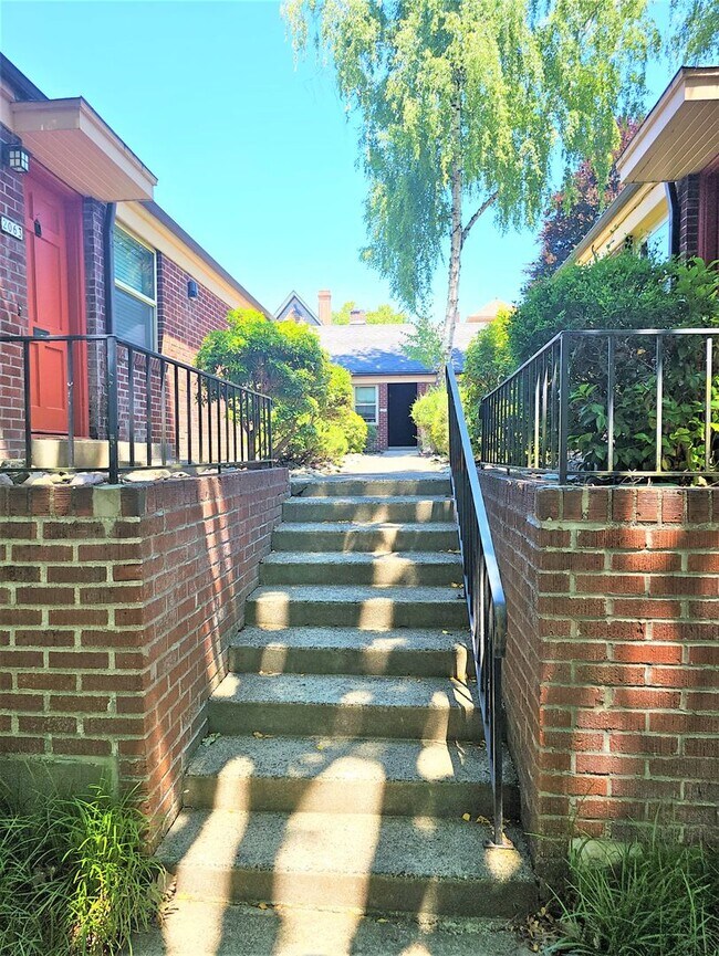 Building Photo - Lovely 1 Bed, 1 Bath at Irving Court Apartments