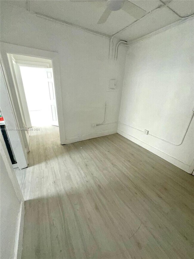 Building Photo - 967 SW 5th St