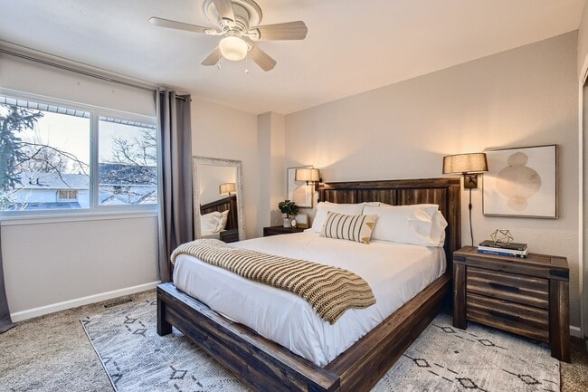 Building Photo - Corner Unit 2 BDR / 2.5 BA Townhome