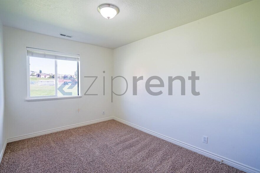 Building Photo - Unit