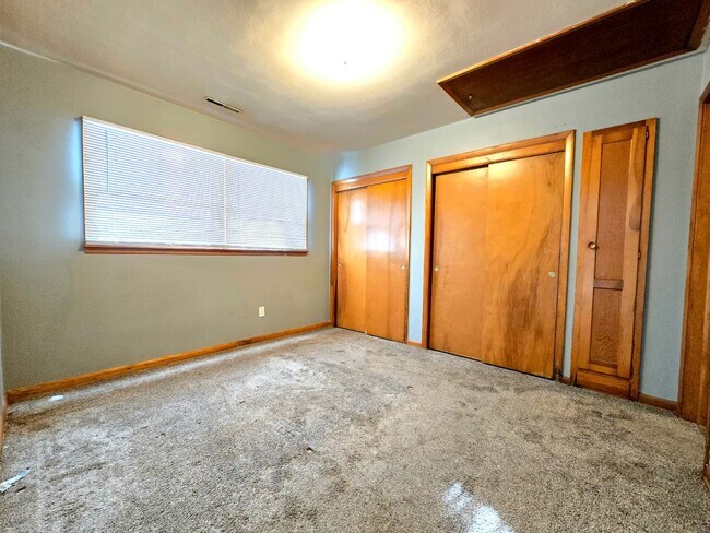 Building Photo - 1609 Lincolnway W