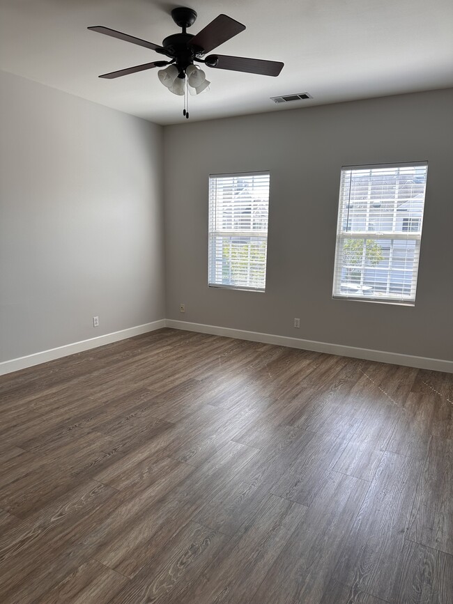 Building Photo - 27 Strawflower St
