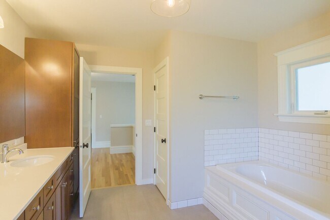 Building Photo - 6bd/3.75ba Seattle Home