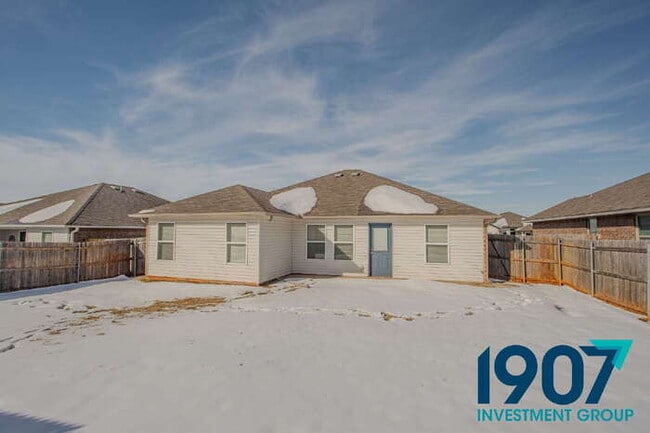 Building Photo - Contemporary 3-Bedroom Home in Yukon – Modern Finishes & Open Layout! - NO PETS