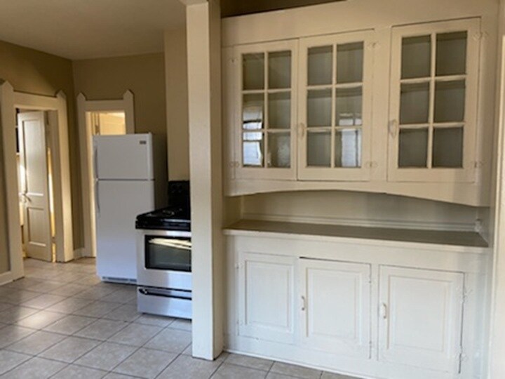 Building Photo - 617 10th Ct S