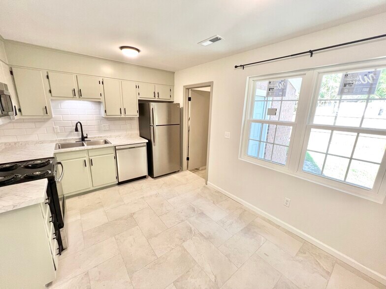 Kitchen / Dining - 266 Fleming Rd