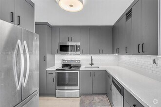 Building Photo - 6900 Bay Dr