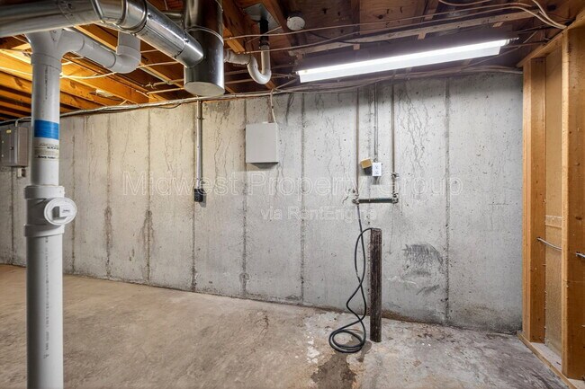 Building Photo - 2765 Chelsea Dr