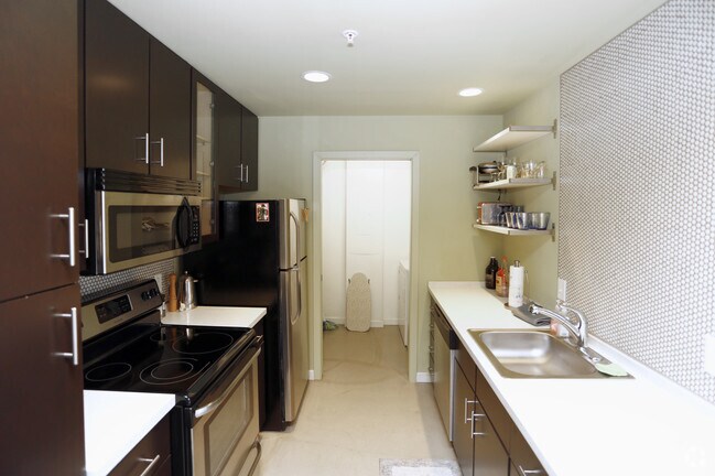 The Hinge Indianapolis In Apartment Finder Kitchen