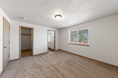 Building Photo - Spacious and Updated Pet Friendly Home
