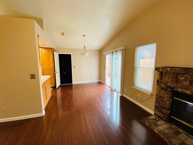 Building Photo - Fresh & Clean!!