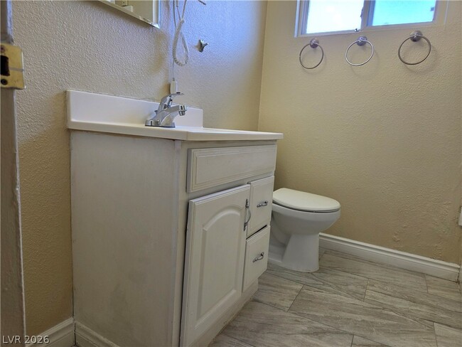 Building Photo - 489 North Cir