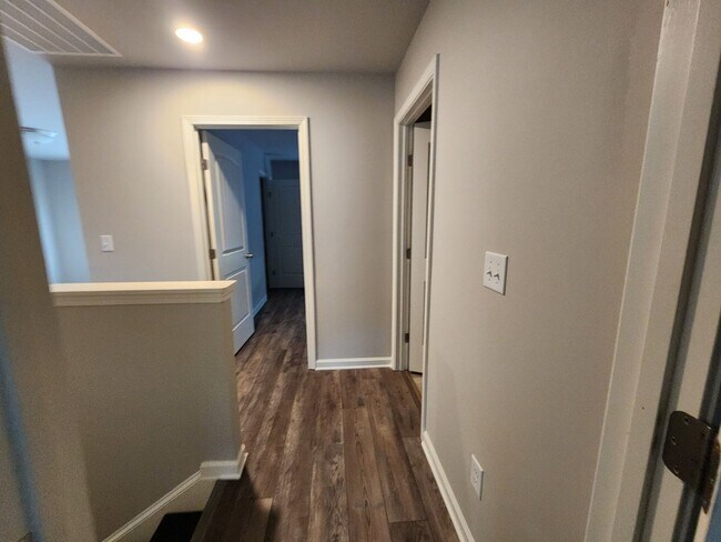 Building Photo - 5 Bedroom 3 Bath 2 Car Garage in Forsyth C...