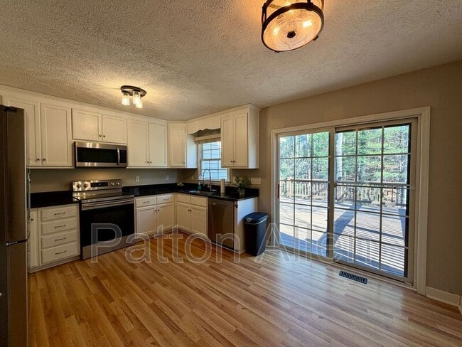 Building Photo - 689 New Haw Creek Rd