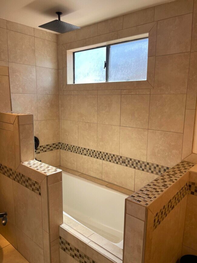 Building Photo - 494 East Cll Begonia-