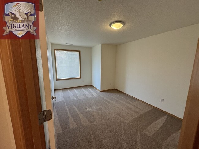 Building Photo - 1614 N Falcon Dr