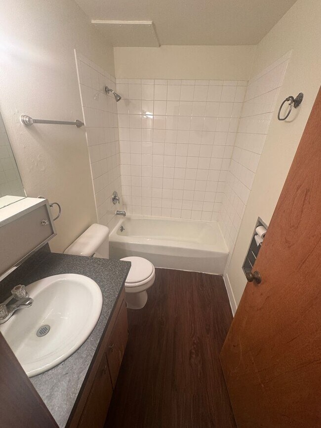 Building Photo - Large 1 Bedroom Apartment Available!