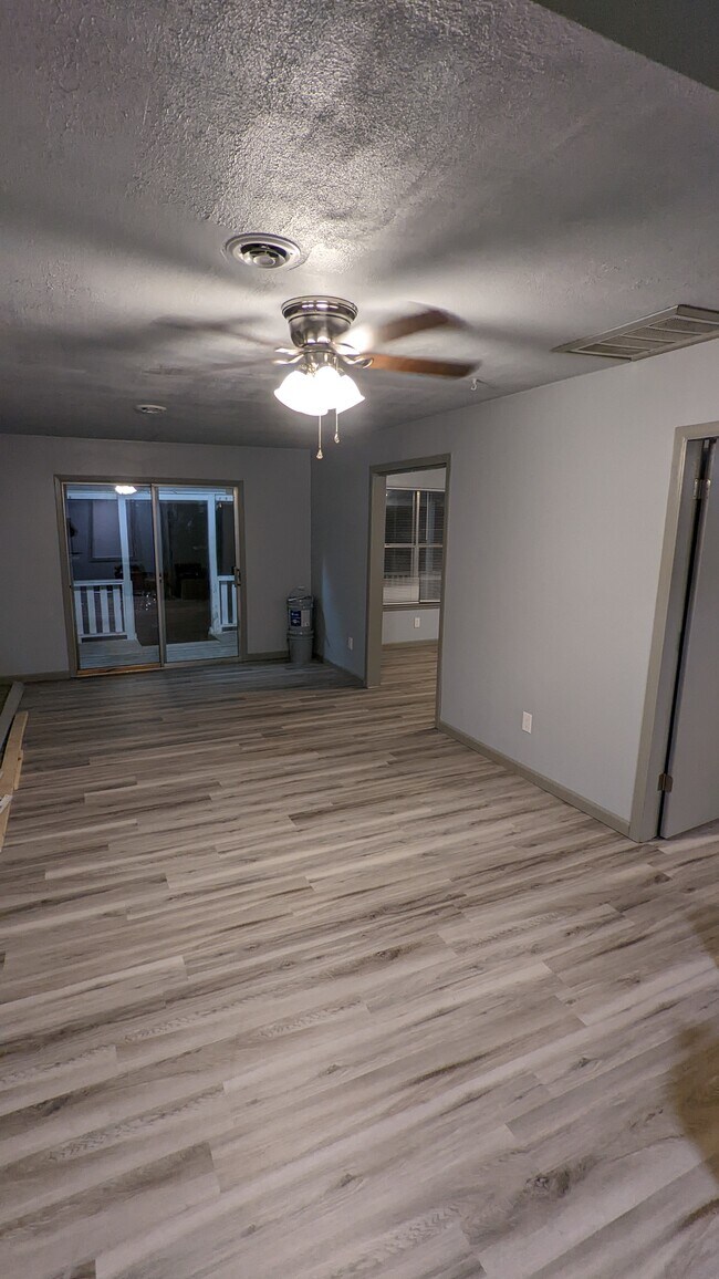 Building Photo - 402 Hickory St