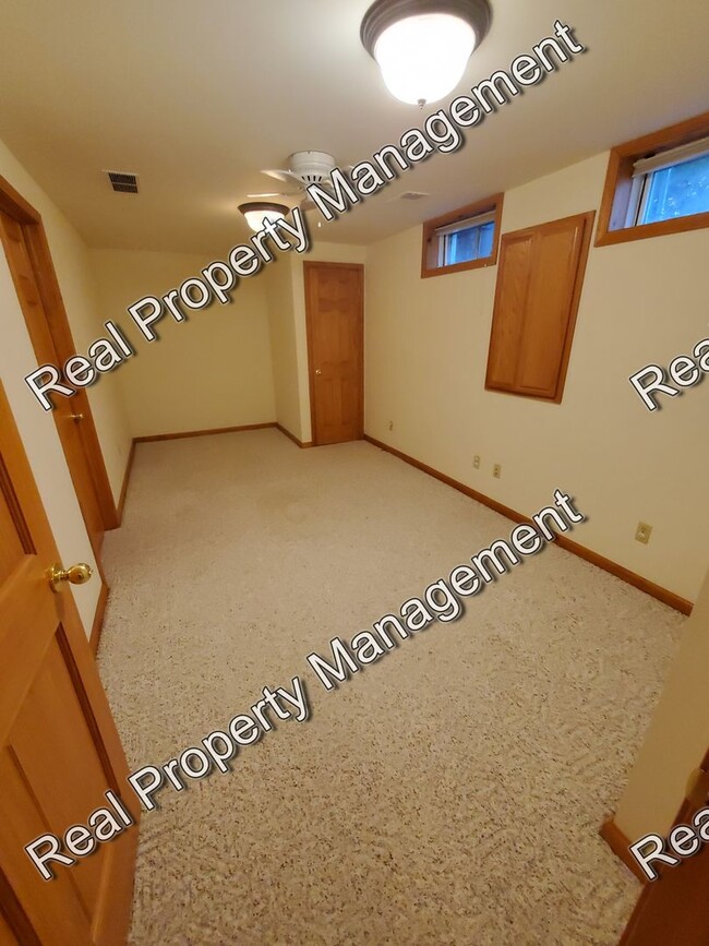 Building Photo - Spacious Chesterton Condo