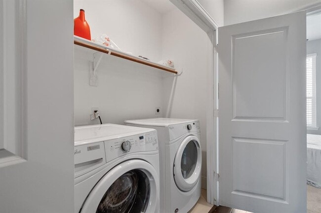 Building Photo - 411 N Nagle St