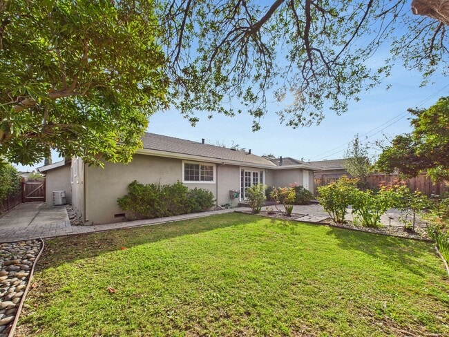 Building Photo - Stunning Turnkey Home in Cambrian!