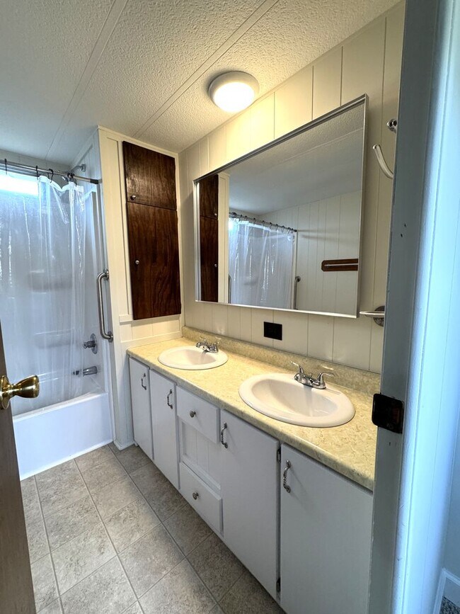 Building Photo - Single Family Manufactured Home- Ready for Move In!