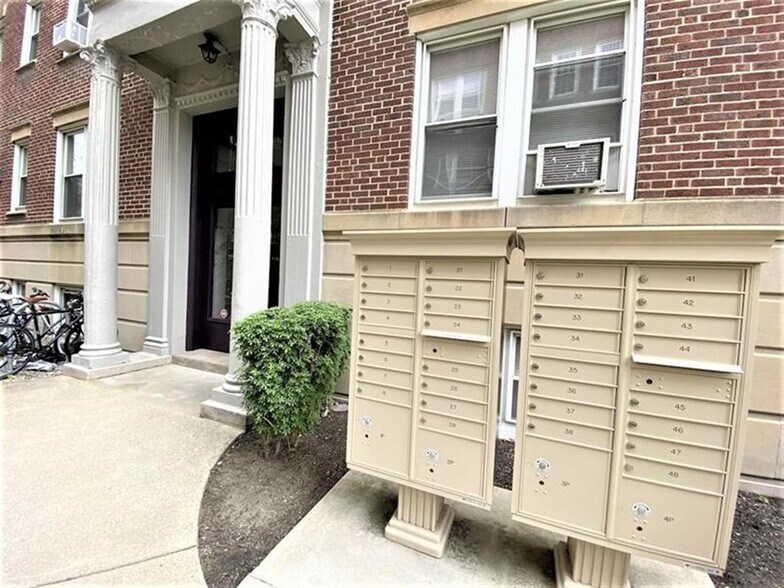 Building Photo - 18 Gray St