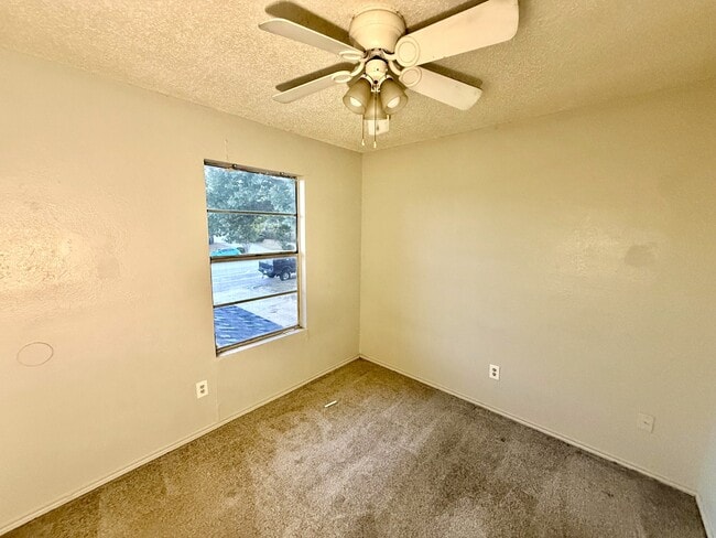 Building Photo - 933 NW Summercrest Blvd