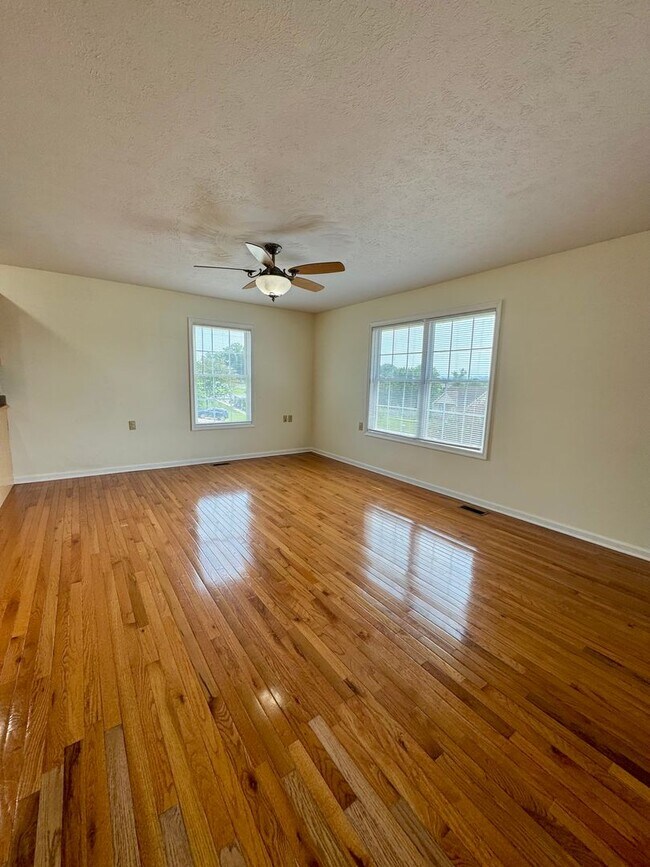 Building Photo - House for Rent in Broadway