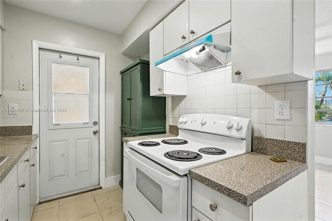 Building Photo - 2085 NE 169th St