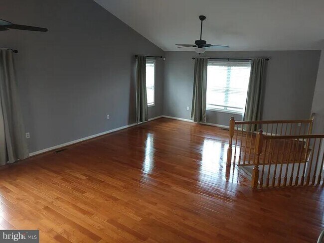 Building Photo - 356 Oak Lee Dr