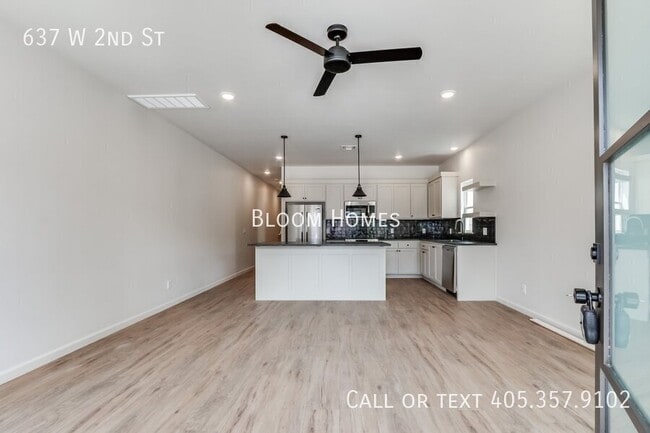 Building Photo - 637 W 2nd St