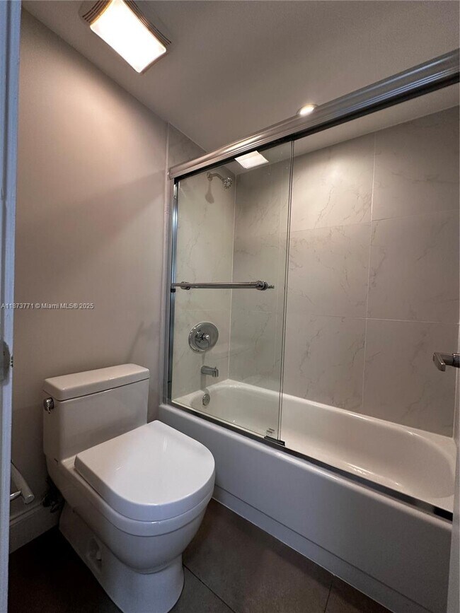 Building Photo - 3731 N Country Club Dr