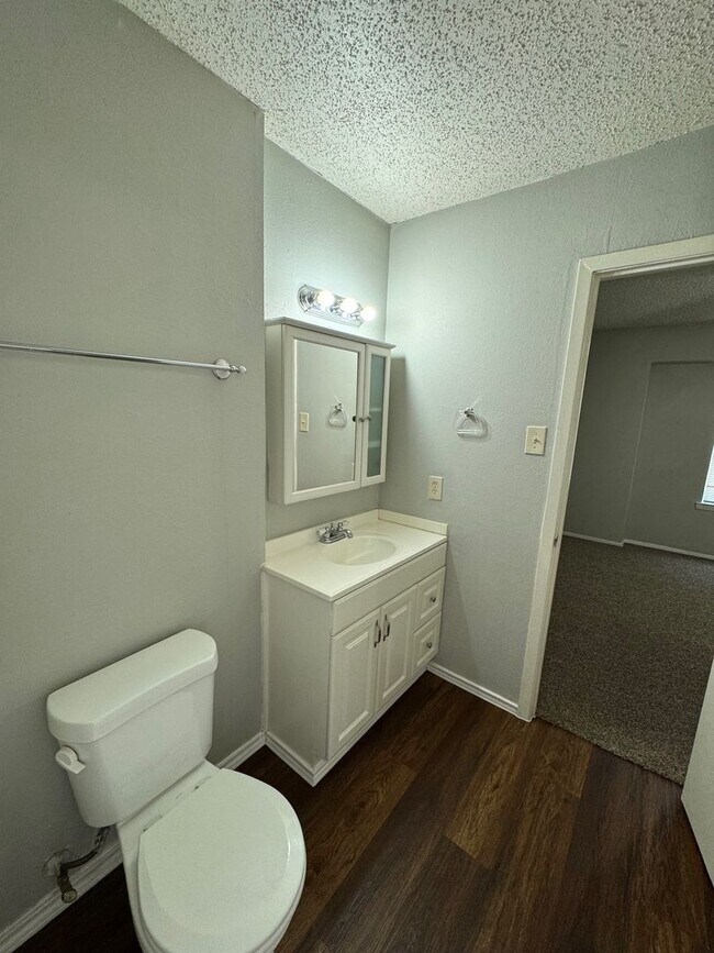 Building Photo - Spacious Townhome