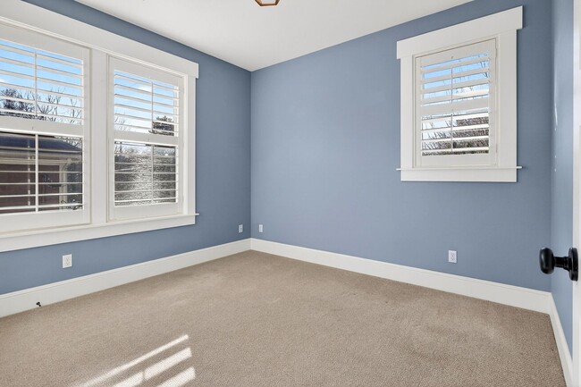 Building Photo - 100 NE Ivy St