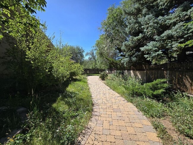 Building Photo - 133 Valley Dr