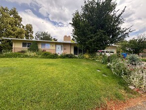 Building Photo - Great University Area Home!