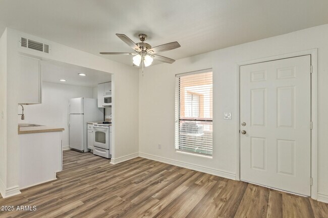 Building Photo - 3131 W Cochise Dr
