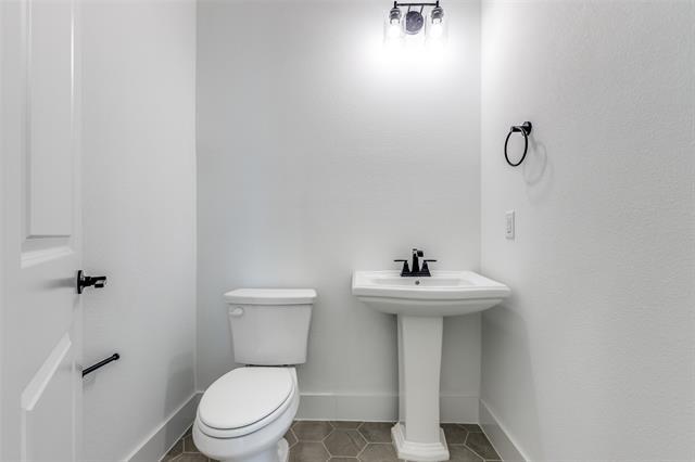 Building Photo - 2558 Campden Mews