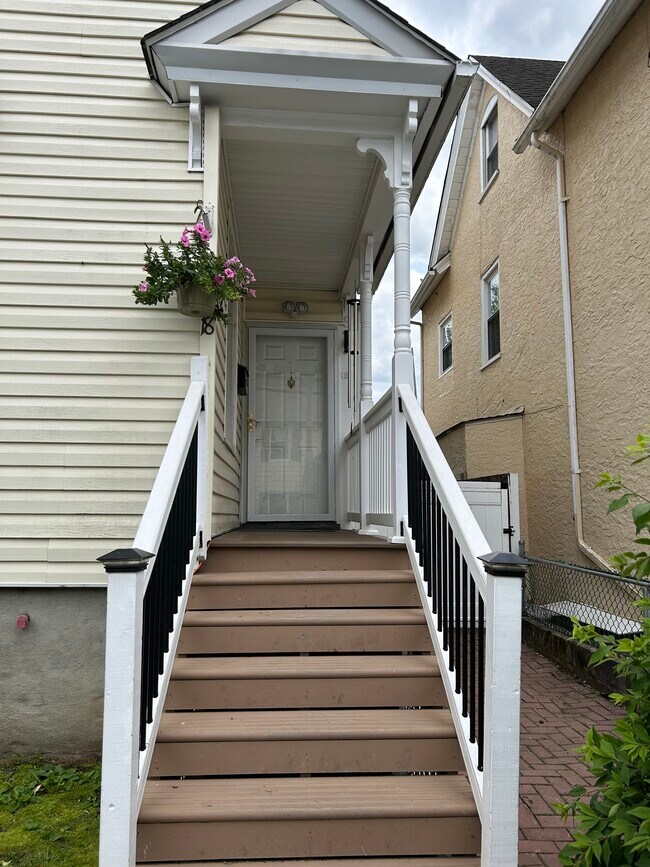 Front Entrance - 18 Francis St