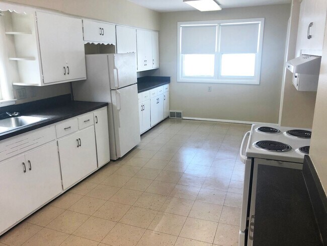Building Photo - 6-Bedroom, 2-Bath Home Just A Few Blocks From Downtown
