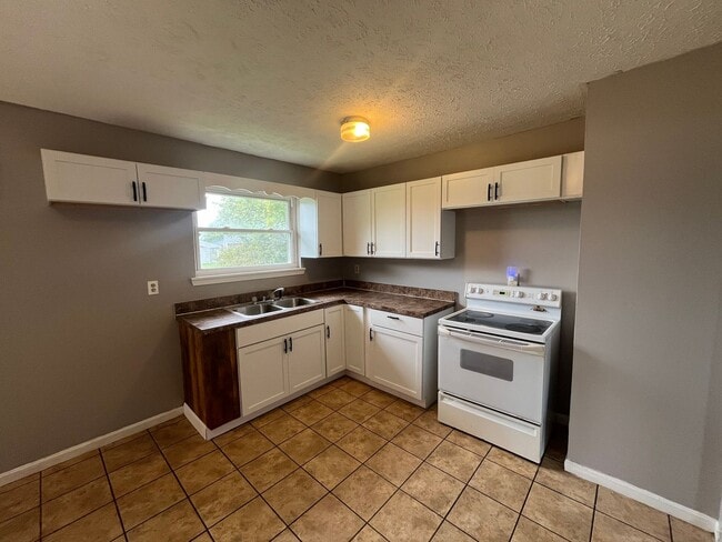 Building Photo - 4-5 Bedroom With 1 Bathroom
